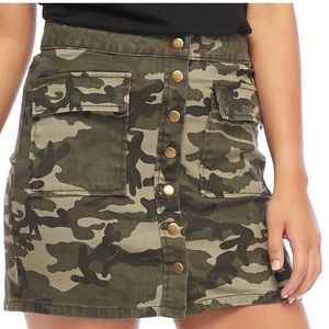 Ashley Mason camo skirt with buttons NWT